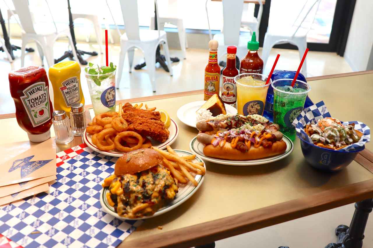 画像: ハンバーガー、ホットドッグ、ベイスターズのヘルメット容器に入った限定コラボナチョス、観戦にピッタリなお手軽フードがそろうアメリカンスタイルのハンバーガーショップ「Y’s Guys DINER」