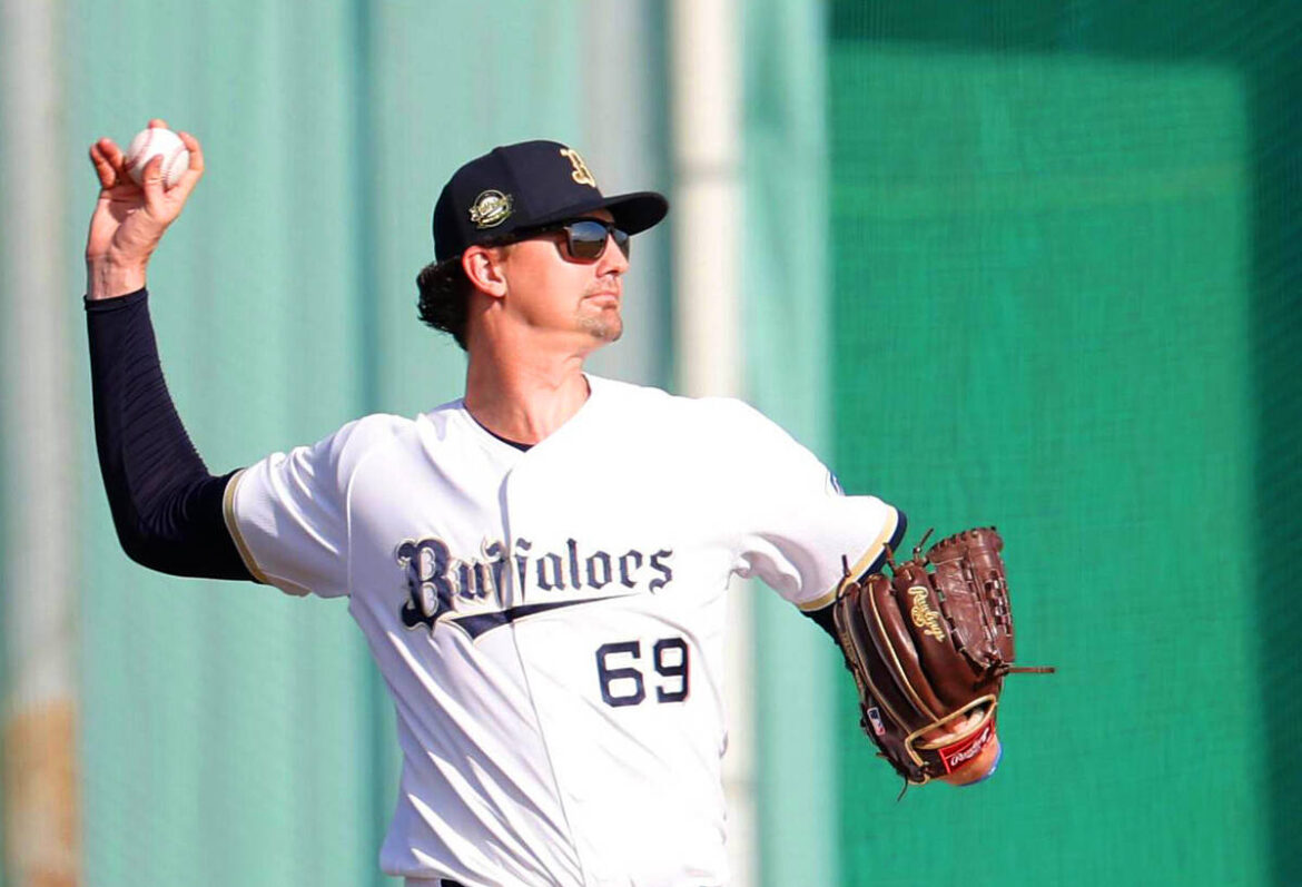 Sean Hjelle playing catch (Photo by Haruko Yoshimura)
