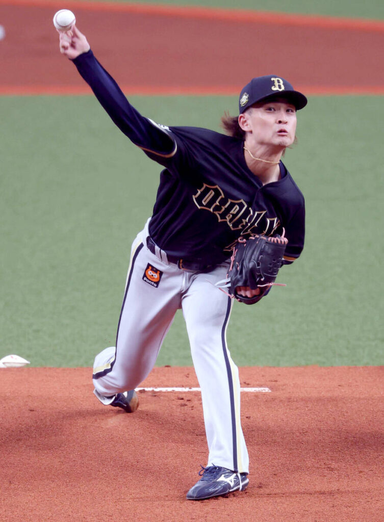 Starting pitcher Naruki Teranishi a powerful pitch (photographer: Shuichi Toyoda)