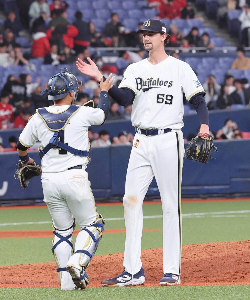 Tomoya Mori (left) Sean Hjelle after finishing his ninth inning of pitch and securing win (Photo by Hidenori Baba)