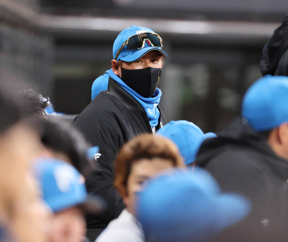 Manager Tsuyoshi Shinjo watches the match from the bench (camera: Masahiko Ikeuchi)