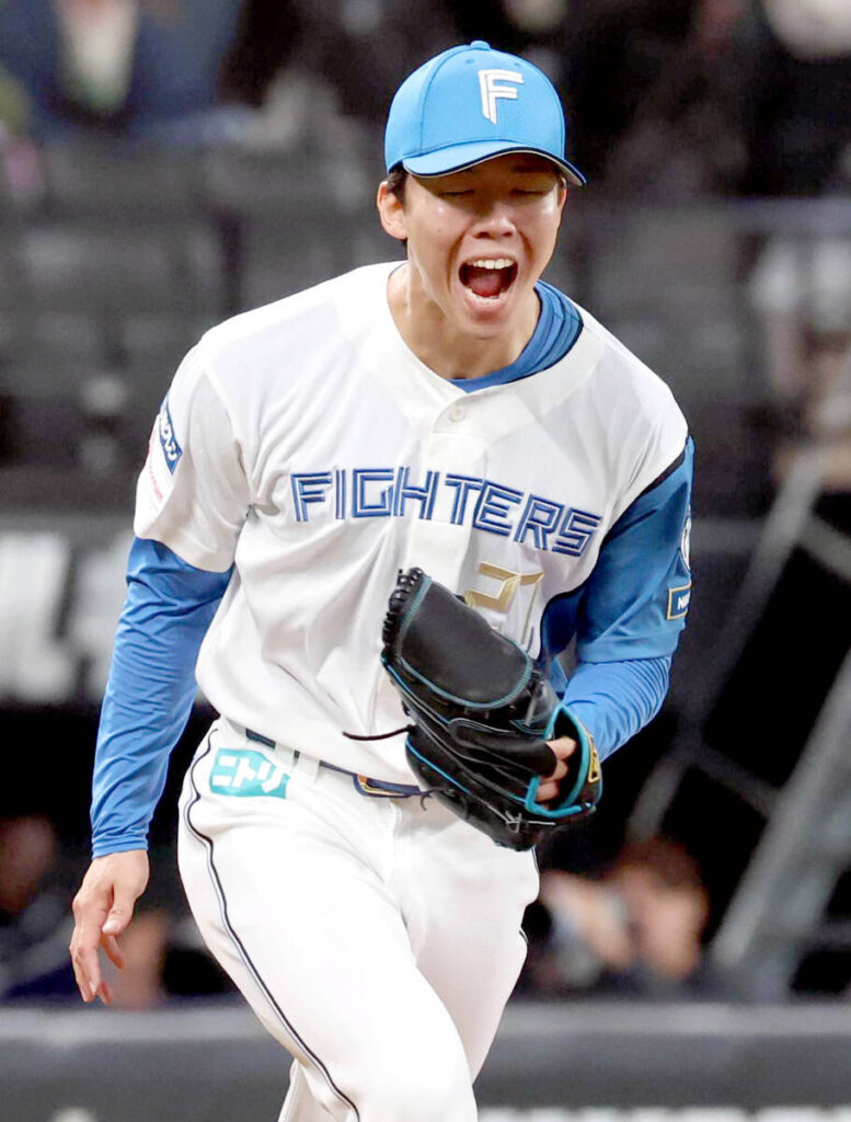Jay Ohkawa closer the mound in the 8th inning and retires the side in order, letting out a roar (Photo by Masahiko Ikeuchi)