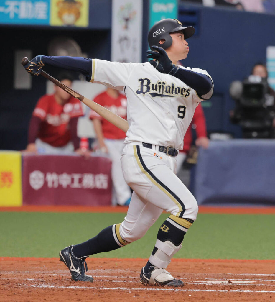 In the 7th inning, with two outs and runners on first and third base, Tomoya Noguchi hit a timely doble to left field (Photo by Shuji Asada).