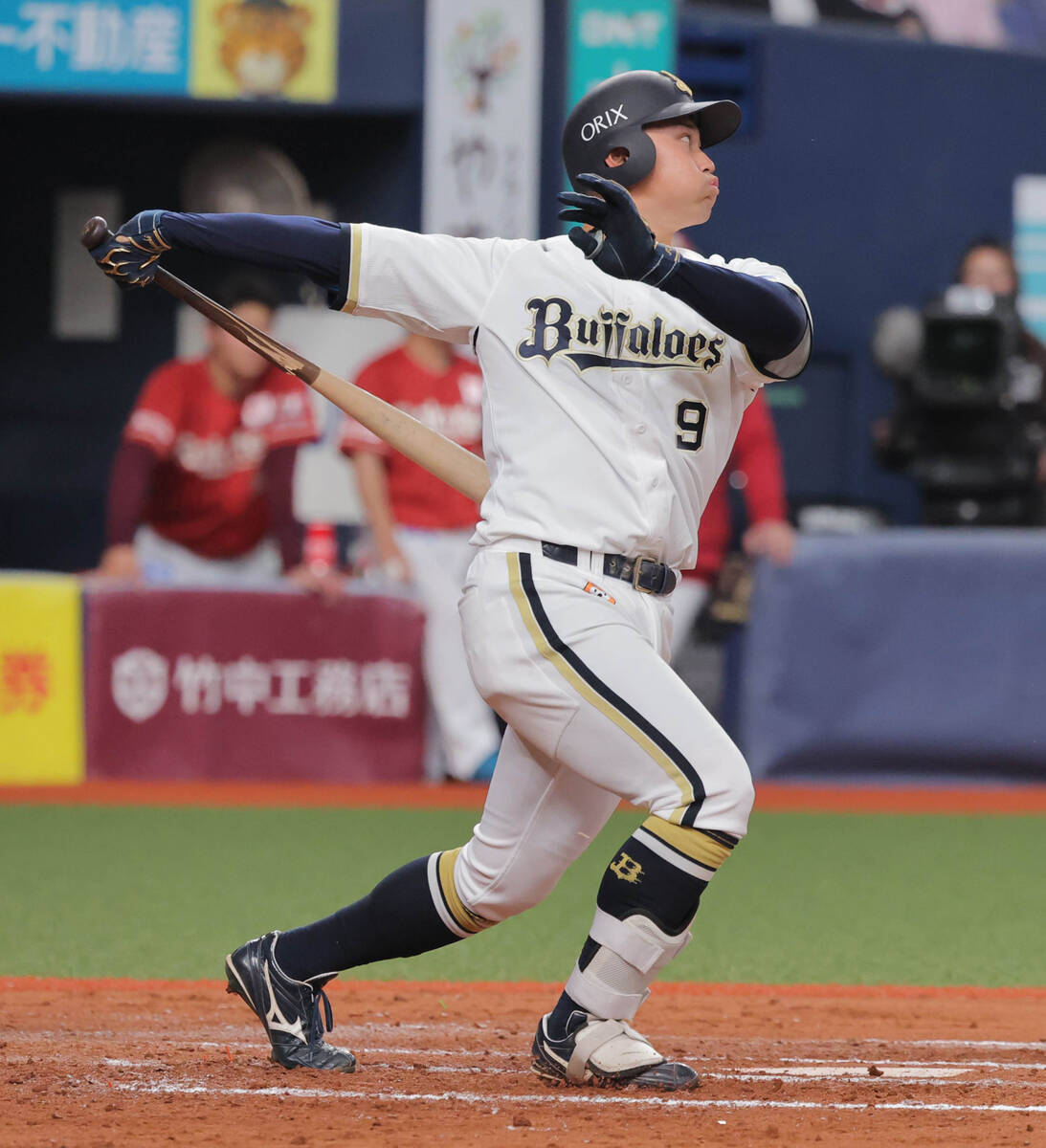 In the 7th inning, with two outs and runners on first and third base, Tomoya Noguchi hit a timely doble to left field (Photo by Shuji Asada).