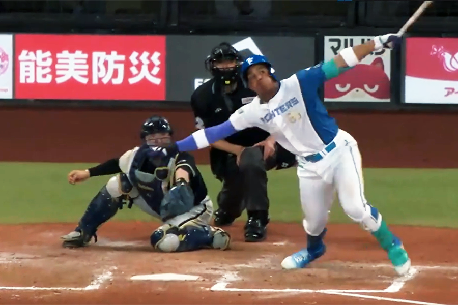 万波の”意味不明”さに…ベンチが「ドン引きしてる」 SNSで止まぬ反響「脳がバグる」 | Full-Count オリックス戦で勝ち越し3ランを放った日本ハム・万波中正【画像:パーソル パ・リーグTV】