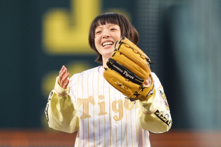 甲子園に降臨した歌姫が「めちゃかわ」 金ユニ着用で深々ぺこり…豪快一投は「完璧すぎる」 | Full-Count 甲子園で始球式を行ったあいみょん【写真提供:産経新聞社】
