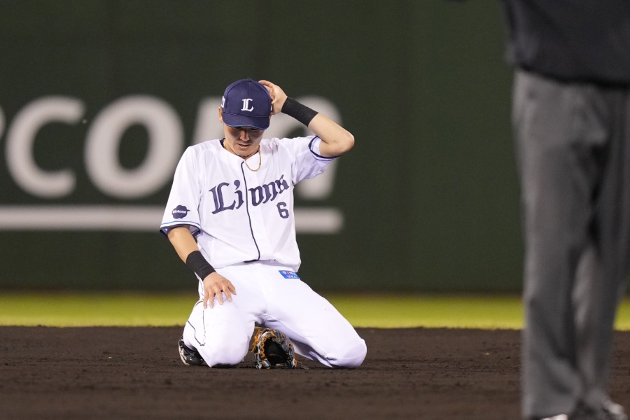 痛恨失策の源田が猛省「技術不足だなと」 9回2死から悪夢の逆転負け「申し訳ないです」 | Full-Count 9回に失策をした西武・源田壮亮【写真提供:産経新聞社】