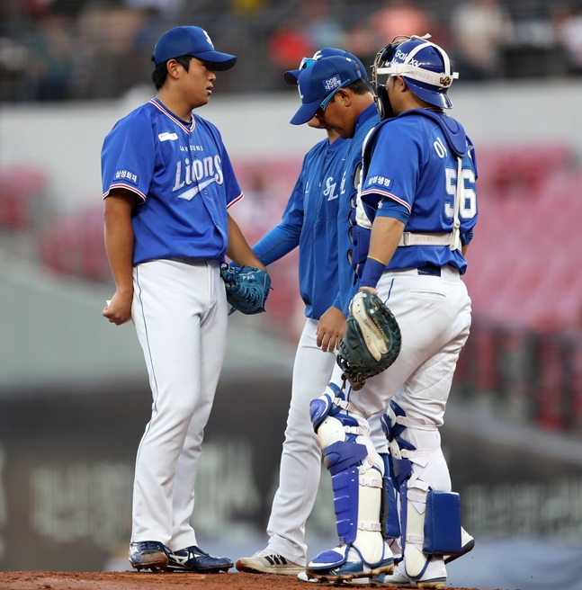 2019シーズン、梁昌燮（ヤン·チャンソプ）と会話を交わしている落合監督（当時）。/写真=三星ライオンズ