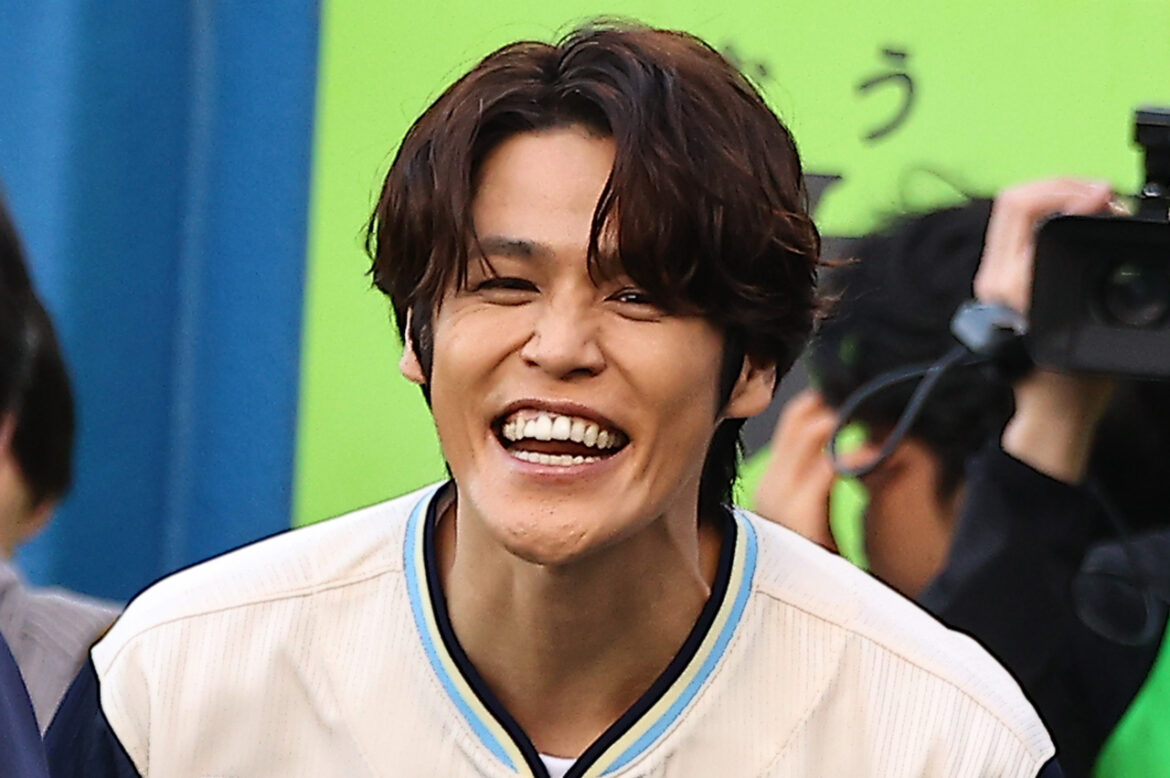 宮野真守 神宮球場で始球式！バッチリノーバウンドでマリオジャンプ連発