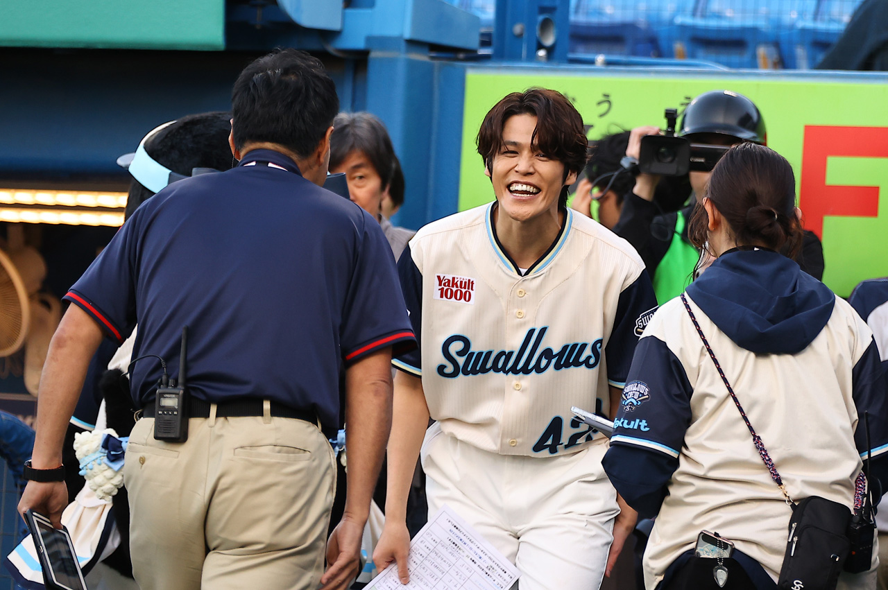 宮野真守 神宮球場で始球式！バッチリノーバウンドでマリオジャンプ連発2