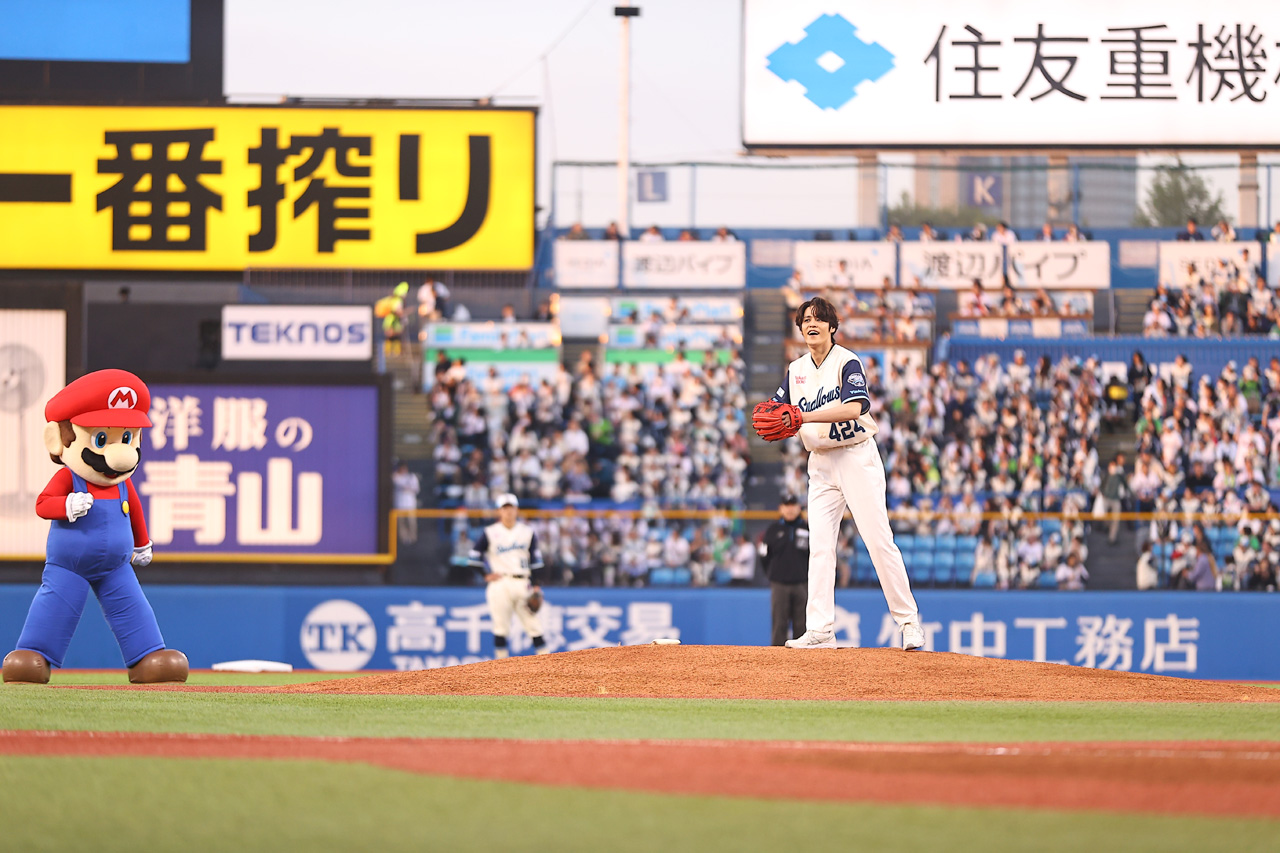 宮野真守 神宮球場で始球式！バッチリノーバウンドでマリオジャンプ連発3