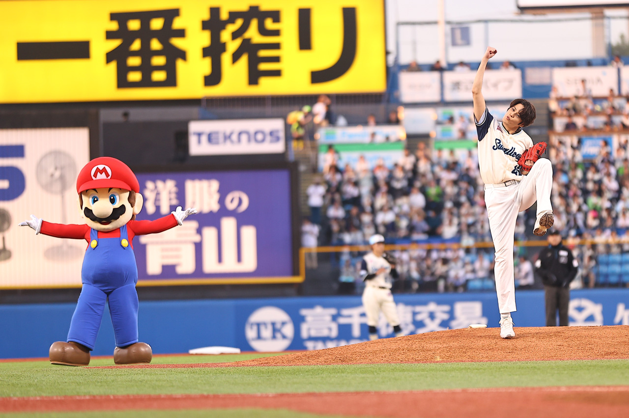 宮野真守 神宮球場で始球式！バッチリノーバウンドでマリオジャンプ連発6