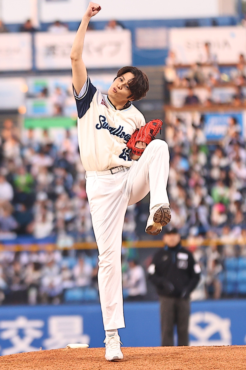 宮野真守 神宮球場で始球式！バッチリノーバウンドでマリオジャンプ連発7