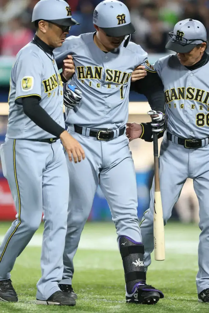 阪神　森下翔太が自打球で途中交代…激痛でコーチに肩を借りてベンチへ　神宮球場静まりかえる - スポニチ Sponichi Annex 野球