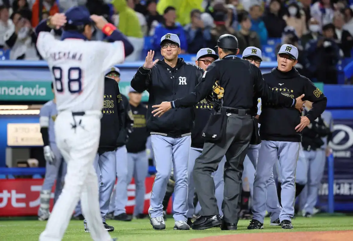 神宮騒然！　阪神・岡城が死球、森下も頭付近へのボール投げられ、藤川監督ら首脳陣がベンチ飛び出す - スポニチ Sponichi Annex 野球