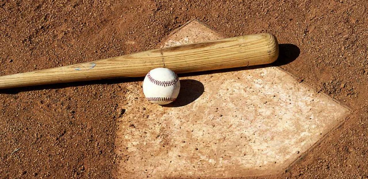 プロ野球、バット頭部直撃の球審が緊急手術 「恐ろしい瞬間…野球界は審判の安全対策を改善する必要」と海外でも物議 (1/2) - Qoly-Sports＆the Style