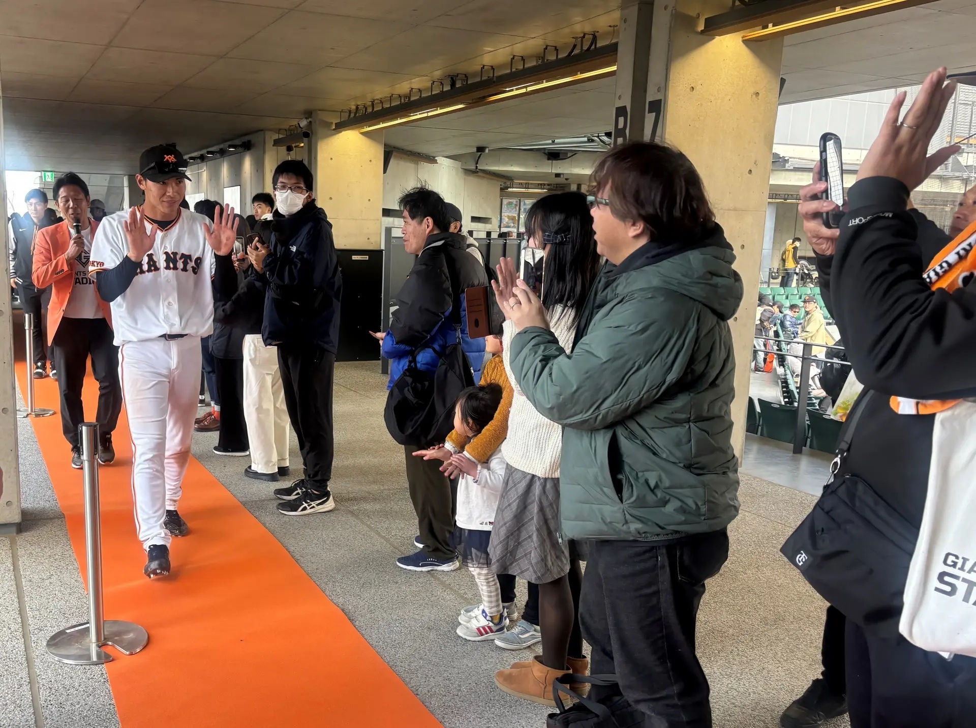 「ヒーローズランウェイ」ヒーロー選手が客席エリアに登場