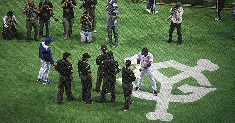 「法やルールに触れない限りは何でもやりました」2007年中日vs.巨人CS第2ステージの舞台裏で火花を散らした“球界の007”たちの回想…「右ですよね」「ああ、右だろうな」 | NumberPREMIER – ナンバープレミア 「法やルールに触れない限りは何でもやりました」2007年中日vs.巨人CS第2ステージの舞台裏で火花を散らした“球界の007”たちの回想…「右ですよね」「ああ、右だろうな」 | NumberPREMIER - ナンバープレミア