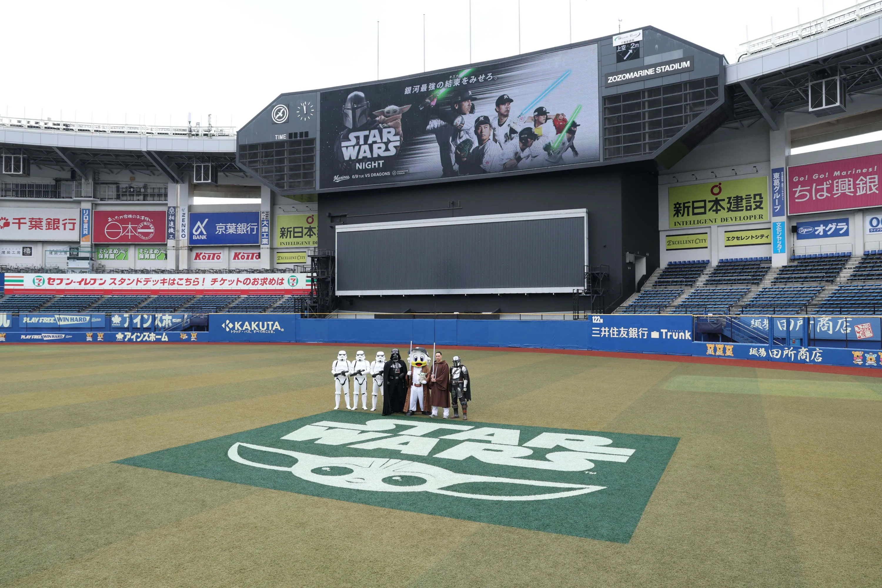 外野芝生に掲出される広告【写真：球団提供】