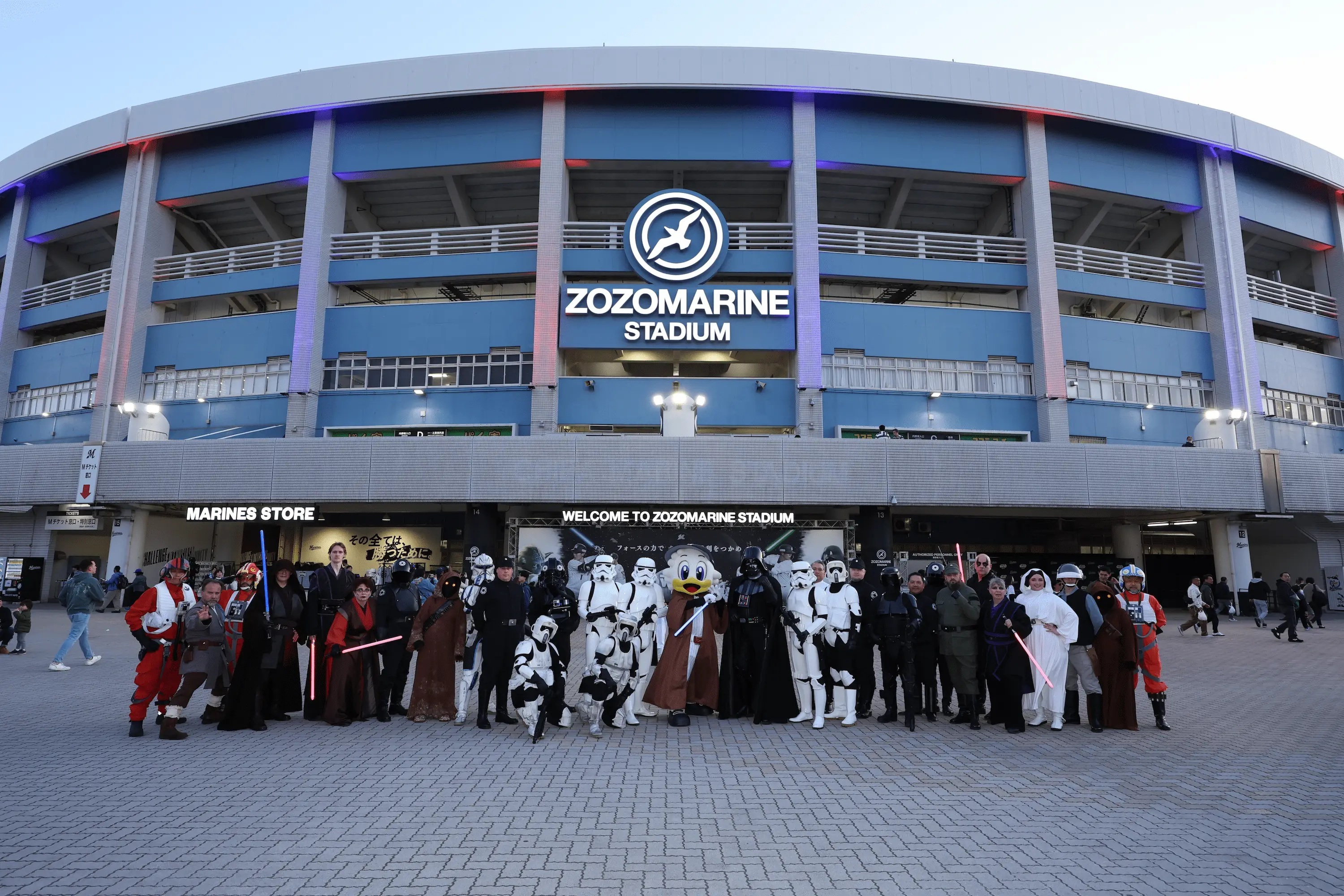 映画でおなじみのキャラクターが球場に集結