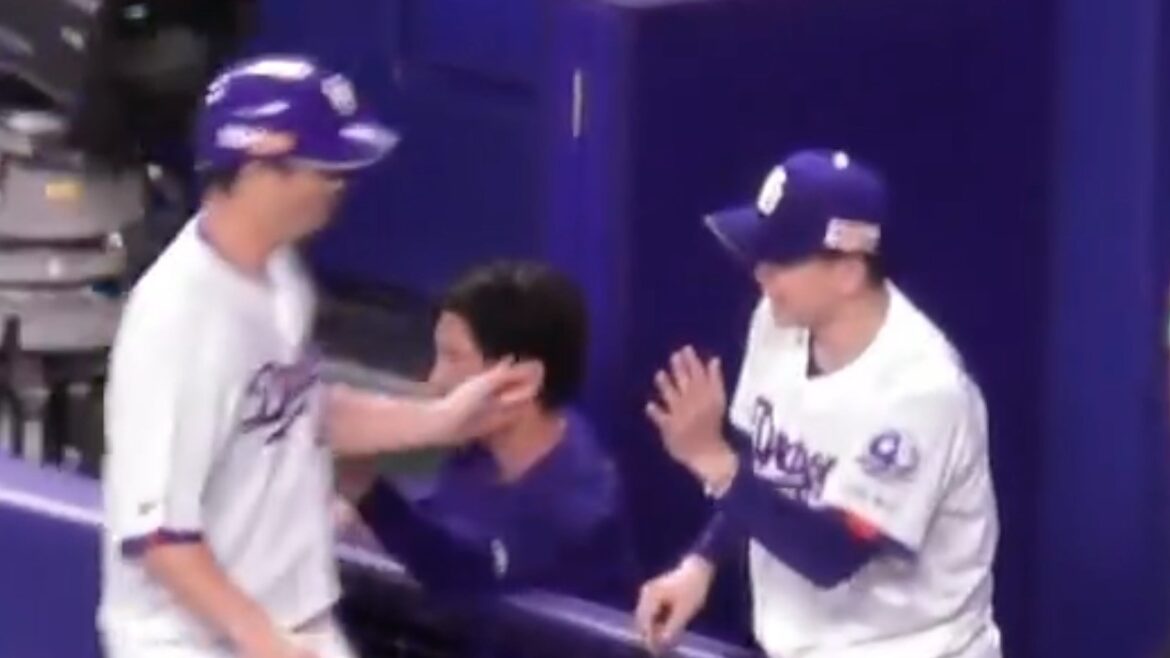 阿部寿樹が2点タイムリー　中西聖輝が帽子を取ってお礼とハイタッチで迎え入れる　中日ドラゴンズVS阪神タイガース　2026/05/04