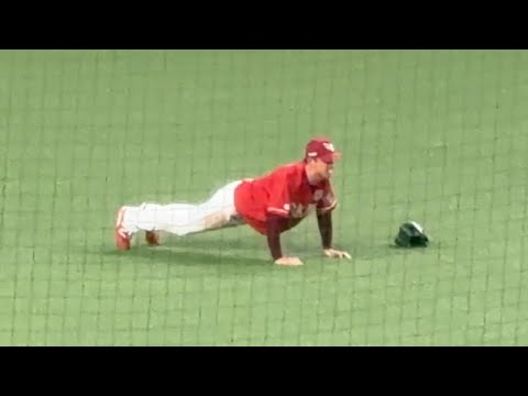 【異色のファンサ?】辰己涼介、深谷球審がファウルボールで治療中にセンター守備位置で腕立て伏せを始めてベルーナドームを少しだけザワつかせる【西武vs楽天】2026/4/3 【異色のファンサ?】辰己涼介、深谷球審がファウルボールで治療中にセンター守備位置で腕立て伏せを始めてベルーナドームを少しだけザワつかせる【西武vs楽天】2026/4/3