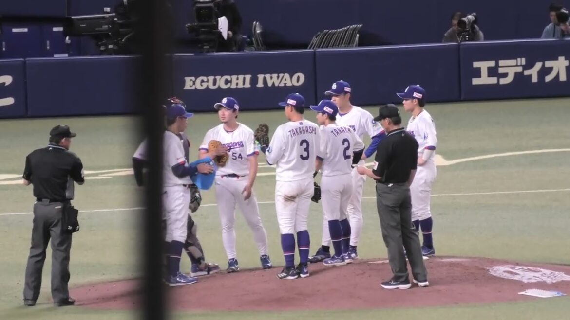 中日ドラゴンズ 山井大介投手コーチがタイムを取って藤嶋健人投手にペットボトルの水を飲ませ、タオルで汗を拭く 2026/4/10 バンテリンドーム