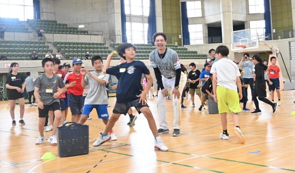 小学生 元プロ選手と交流 県総合運動公園 沖縄市で「九州スポーツキャラバン」 野球、サッカー、バスケに100人 小学生 元プロ選手と交流 県総合運動公園 沖縄市で「九州スポーツキャラバン」 野球、サッカー、バスケに100人