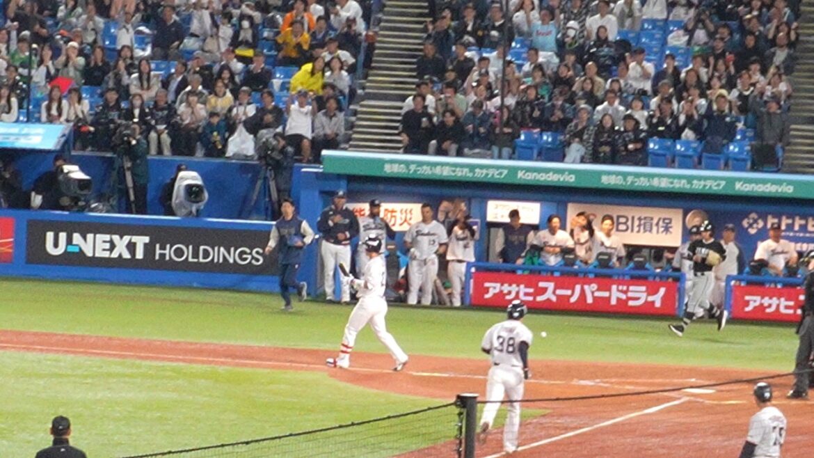ヤクルト 古賀優大 勝ち越し押し出しデッドボール　ヤクルト vs 阪神　2026年5月13日(水)　神宮球場