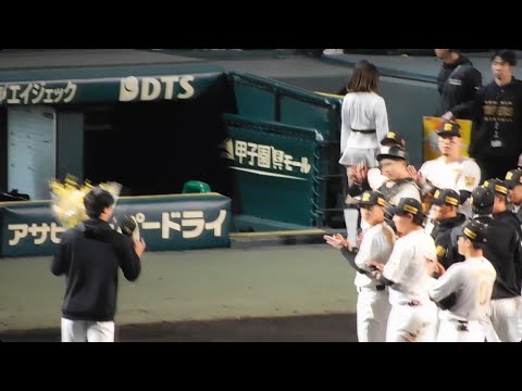 【おめでとう】才木浩人 セリーグ最多奪三振タイ記録を達成し試合後に花束贈呈 チームメイトも拍手 25年ぶり 【おめでとう】才木浩人 セリーグ最多奪三振タイ記録を達成し試合後に花束贈呈 チームメイトも拍手 25年ぶり
