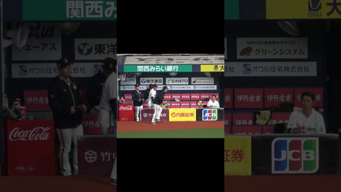 宙を舞う、廣岡の手袋 #オリックスバファローズ #廣岡大志