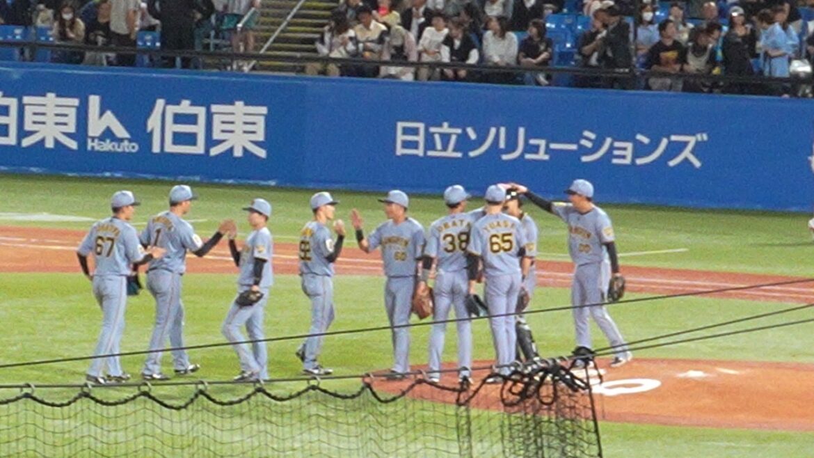 阪神タイガース 湯浅京己が宮本丈をセカンドゴロに打ち取り、試合終了　ヤクルト 0 - 10 阪神　2026年5月12日(火)　神宮球場