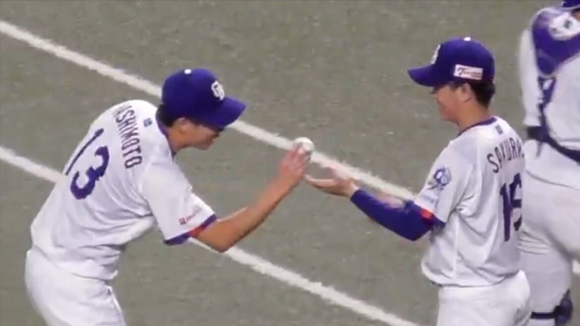 勝利の瞬間のドラゴンズベンチ  櫻井頼之介が嬉しいプロ初勝利  列の先頭へ  橋本侑樹が優しくボールを手渡す  中日ドラゴンズVS東北楽天ゴールデンイーグルス　2026/05/27