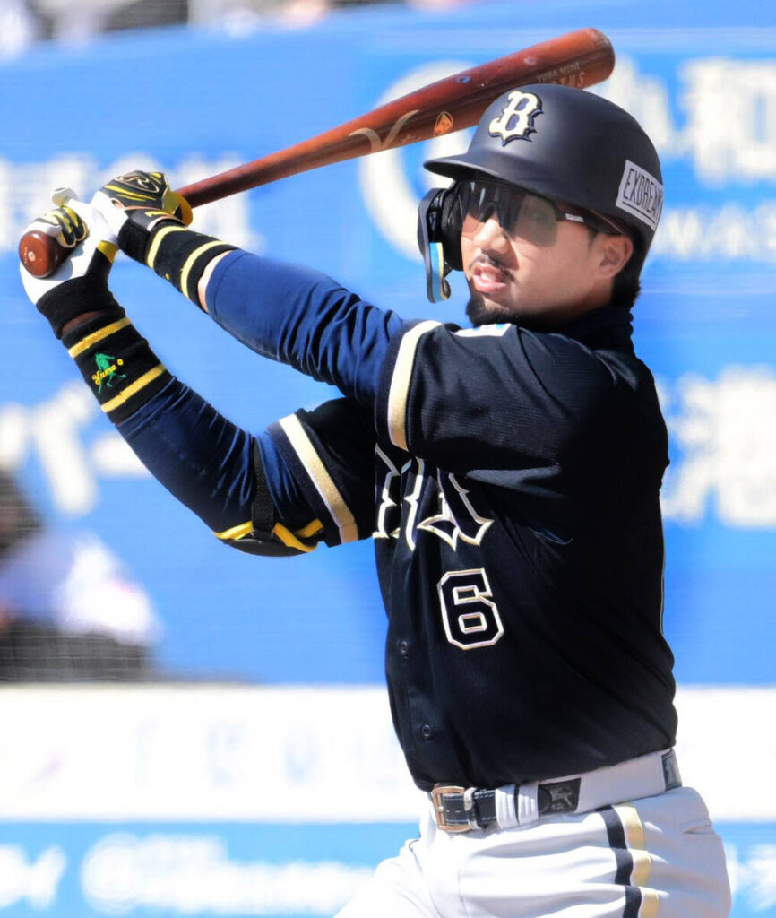 In the third inning, with one out and a runner on second base, Yuma Mune hit a timely doble to score the first run (photographer: Jun Imanishi)