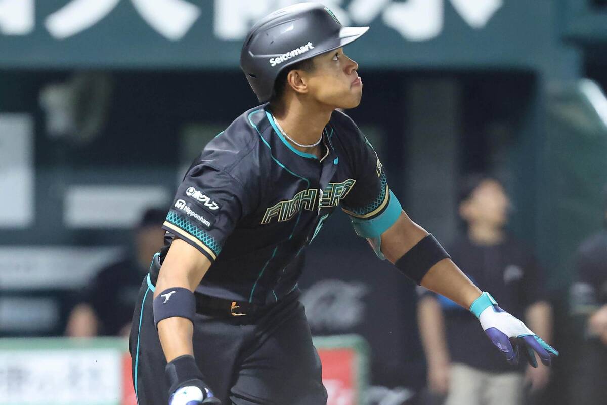 In the second inning with one out, Chusei Mannami hit a game-tying solo Home Run over the center field fence (Photo by Hidenori Baba)
