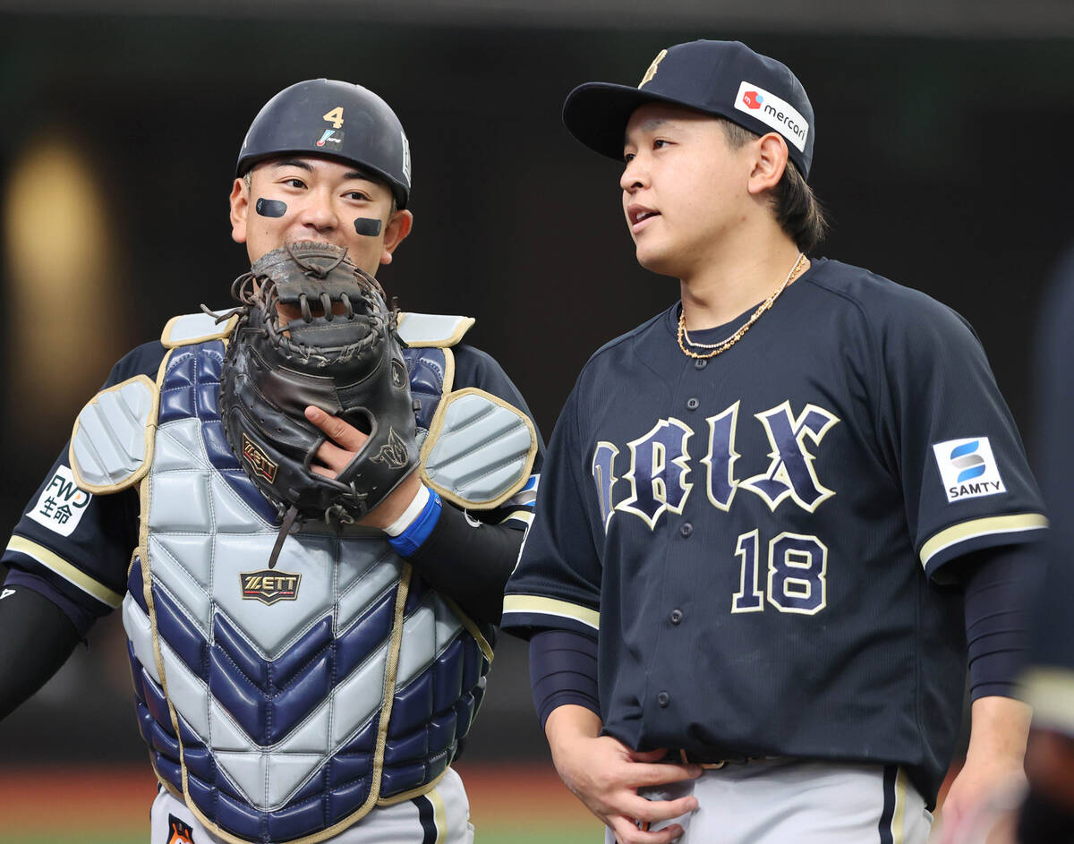 Tomoya Mori (left) returns to the bench while talking with Hiroya Miyagi (Photo by Masahiko Ikeuchi)