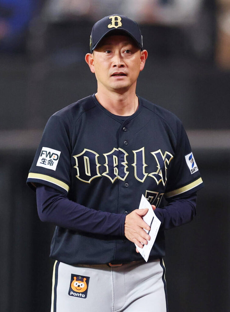 Coach Mamoru Kishida returns to the bench after exchanging the team roster (Photo by Ryota Miyazaki)