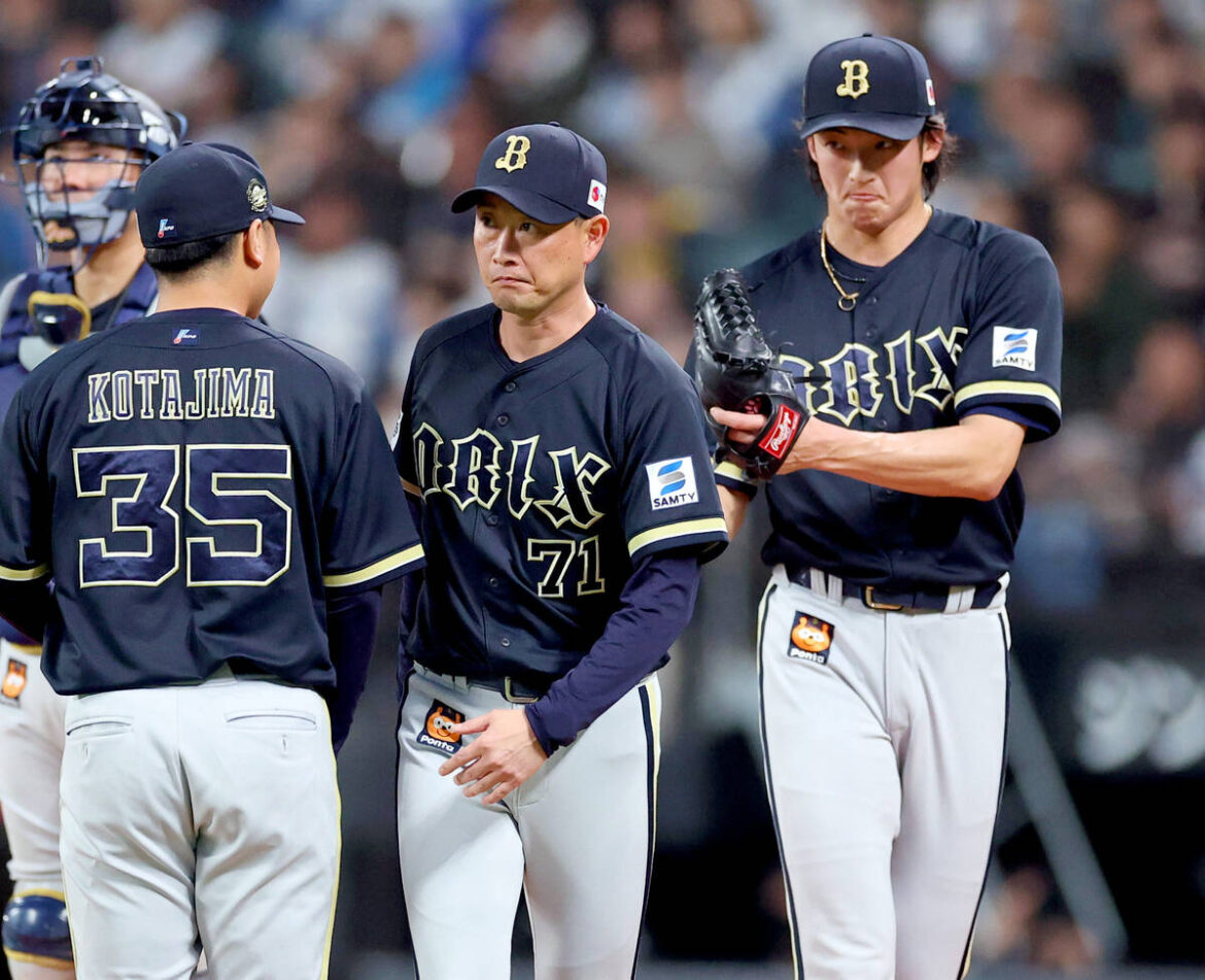 Orix Buffaloes Soichiro Yamazaki (right) is taken out of the game after giving up a three-run homer to Yuki Nomura (Photo by Ryota Miyazaki)