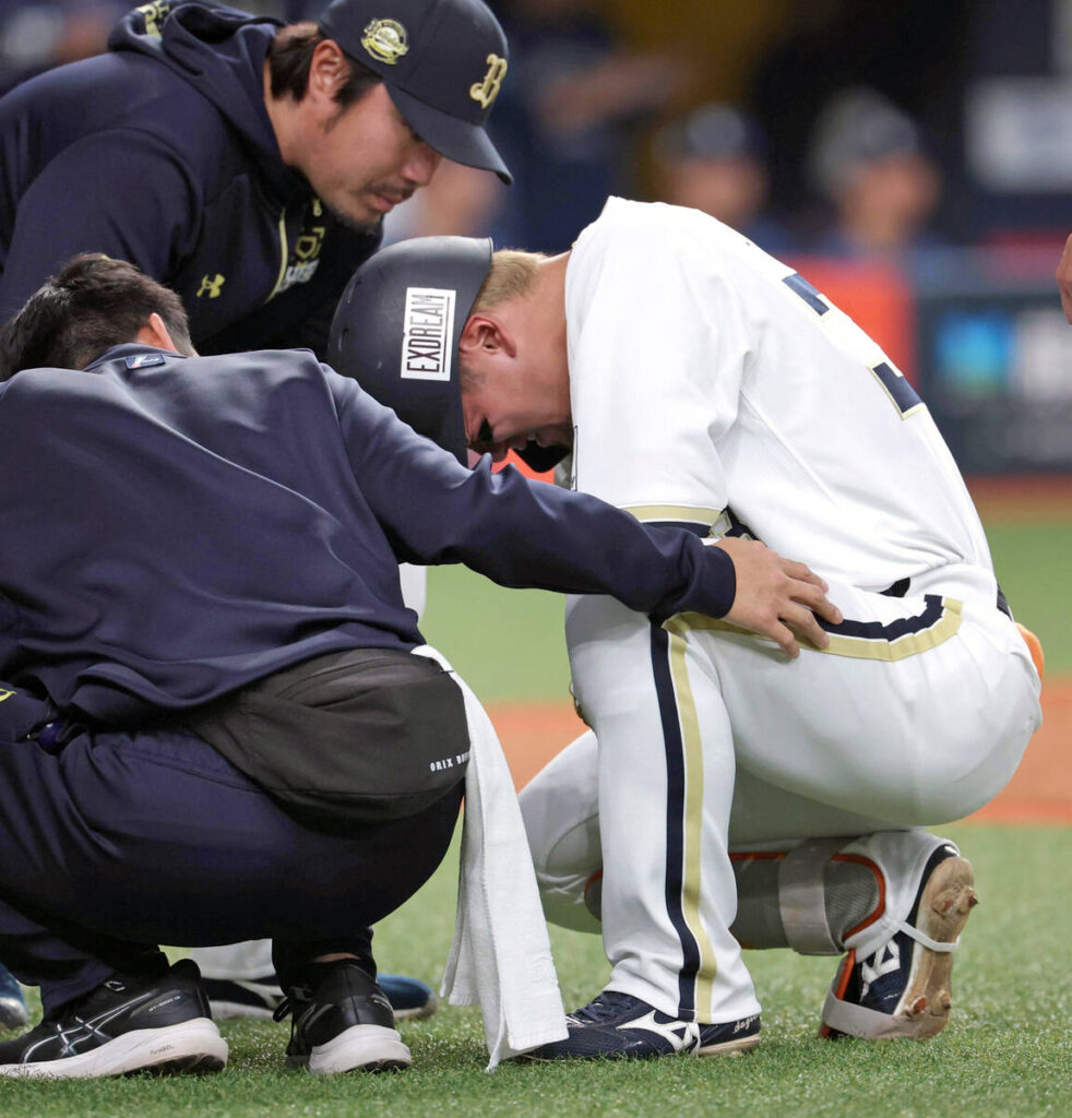 In the third inning, with no outs and runners on second and third base, Ryū Sugisawa was hit Hit by Pitch (Photo by Haruko Yoshimura).