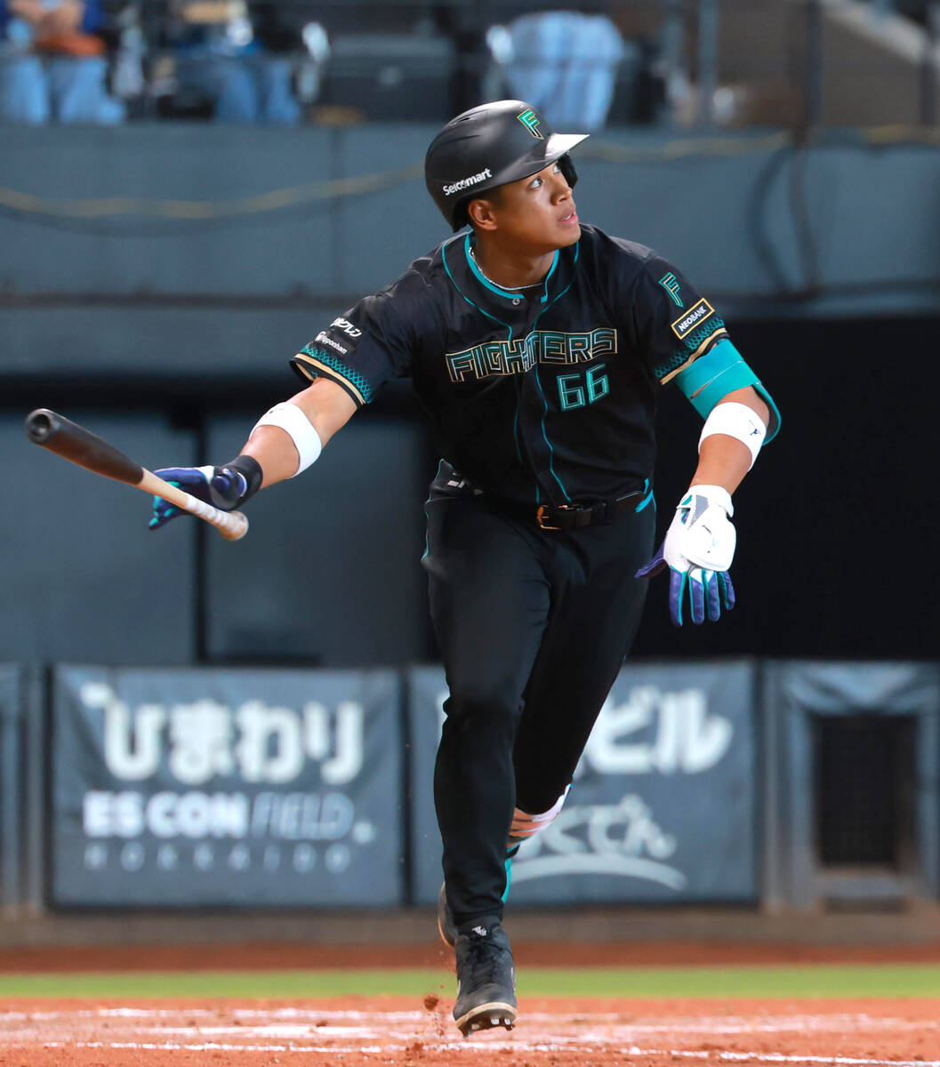 In the fourth inning with no outs, Chusei Mannami hits a solo Home Run over the center field fence (Photo by Tsuyoshi Furukawa)