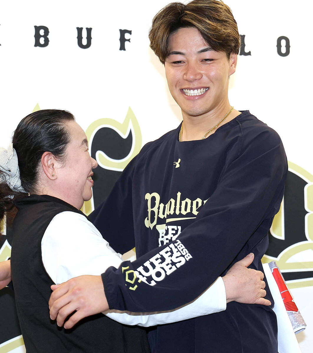Fan Ryoko Takahashi exchanges a hug with Yusuke Mugitani, who made a surprise appearance (Photo by Hidenori Baba)