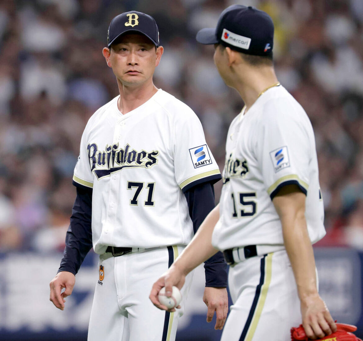 In the 8th inning, with two outs and a runner on first base, manager Mamoru Kishida speaks with Ren Mukunoki (right) as he is being replaced (Photo by Haruko Yoshimura).