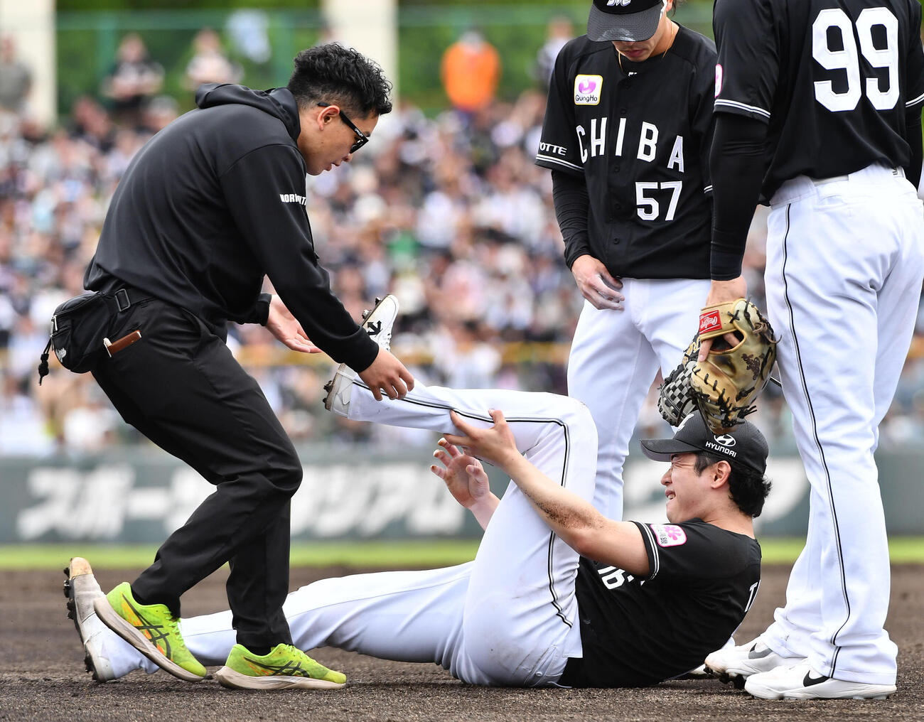 4月25日ソフトバンク対ロッテ　1回裏ソフトバンク2死三塁、投球時に足を負傷し、グラウンドに倒れる種市篤暉（撮影・岩下翔太）