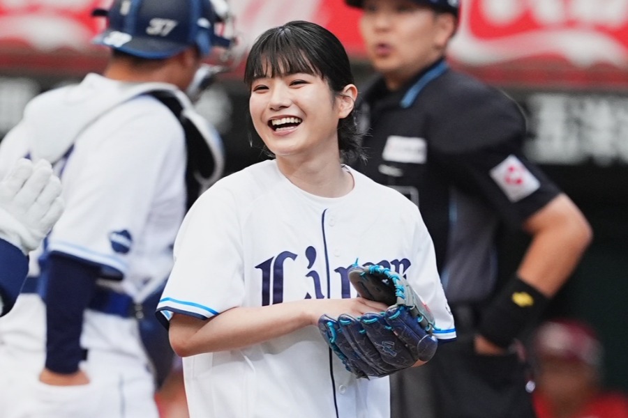 黒髪美女がペコリ→豪快投球に「ベタ惚れ」 ハニカミ笑顔にファン虜「最高すぎる」 | Full-Count 始球式を行った女優の蒔田彩珠さん【写真:小林靖】