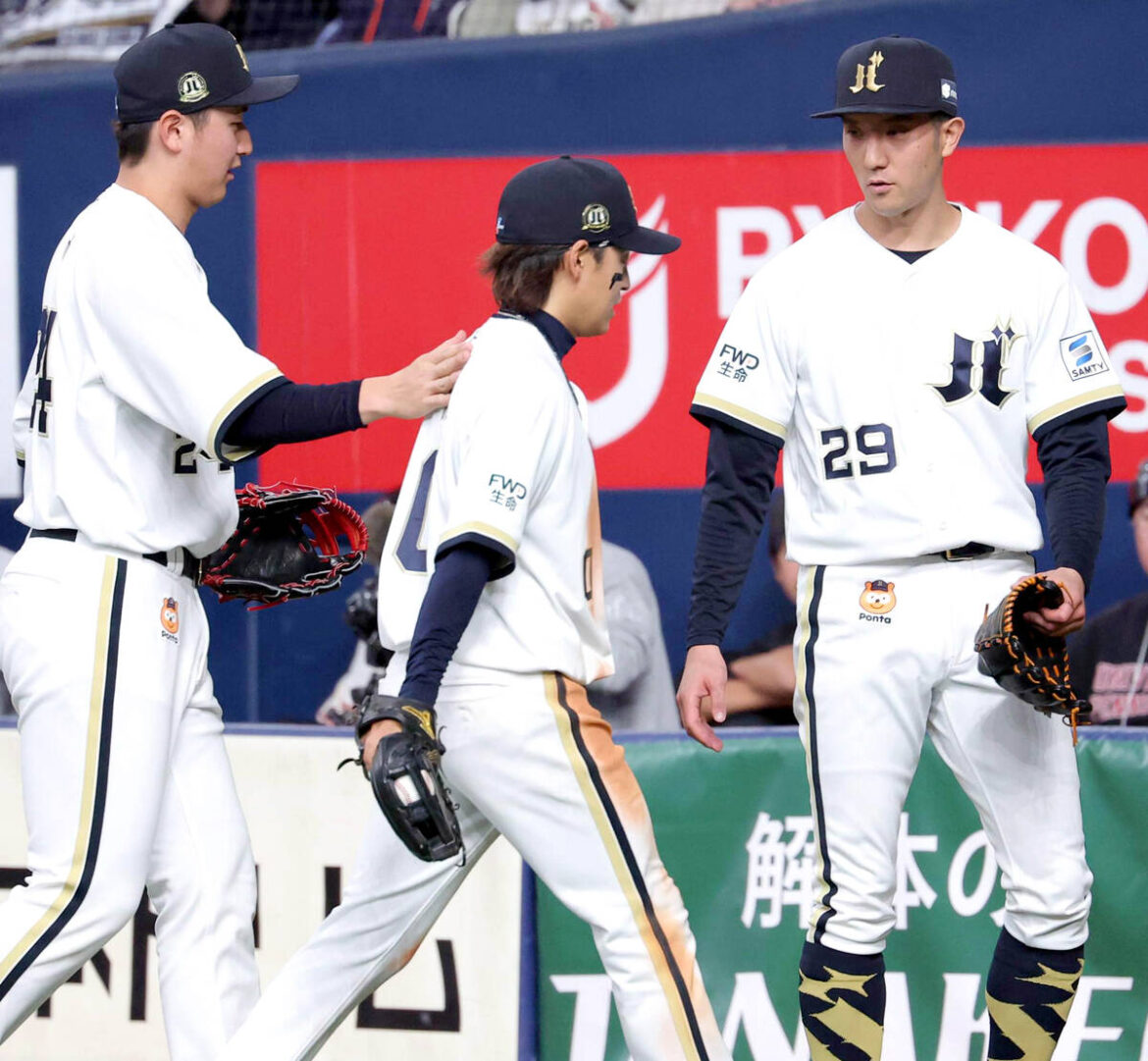 After pitching closer in the fifth inning, Daiki Tajima (right) speaks to Haruto Watanabe (center) (Photo by Haruko Yoshimura)
