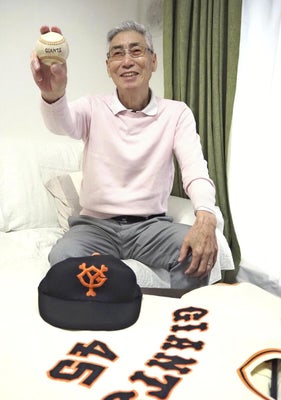 小川さんは現役時代のユニホームを前に、長嶋さんとの思い出を語った（千葉県鎌ヶ谷市で）