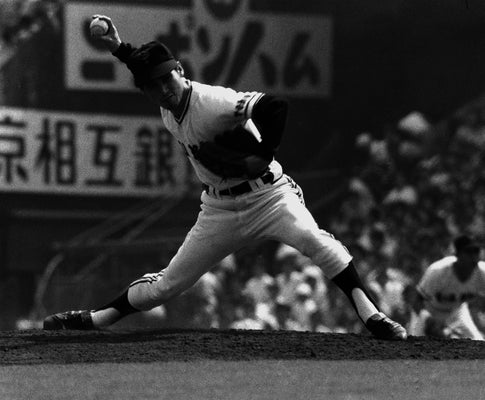旧後楽園球場で力投する小川さん（１９７４年６月）