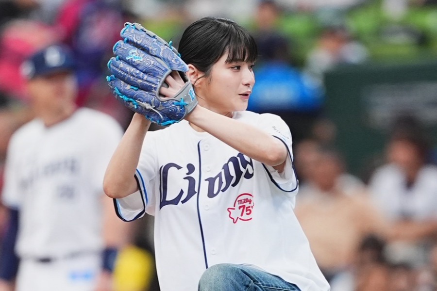 黒髪美女が「ドッキドキでした」 豪快投球で話題の23歳、ユニ姿で明かした胸の内 | Full-Count 始球式を行った女優の蒔田彩珠さん【写真:小林靖】
