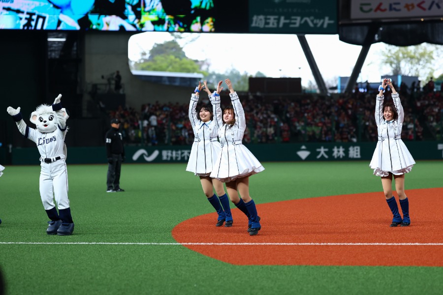 プロ野球ない月曜日…西武の発表に「マジか」「きたああ」 ”美女”降臨決定に歓喜 | Full-Count 西武の公式パフォーマンスチーム「bluelegends」【写真:加治屋友輝】