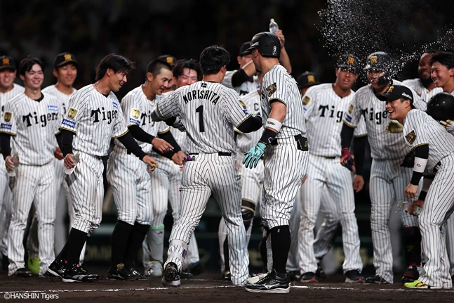 20日の試合をサヨナラホームランで終えた阪神の選手たち。 /写真=阪神タイガース公式ホームページ